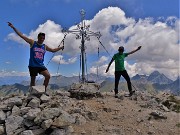 44 Alla croce di vetta del Corno Stella (2620 m) con vista verso il Pizzo del Diavolo